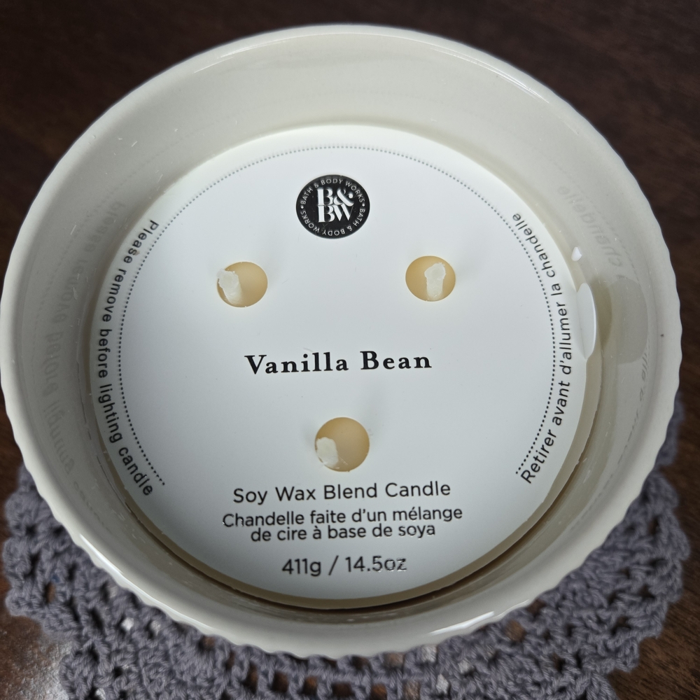 Bath & Body Works Vanilla Bean Candle - In Caramic Jar -  Cream. 3-wick 14.5oz - Picture 2 of 6